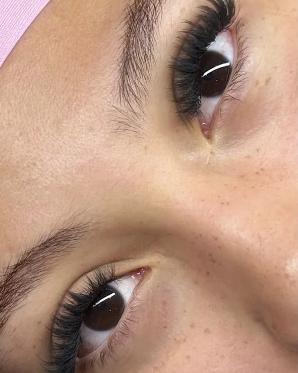 Extensão de cílios Efeito Whispy nos dois olhos, Nicolle Fernanda