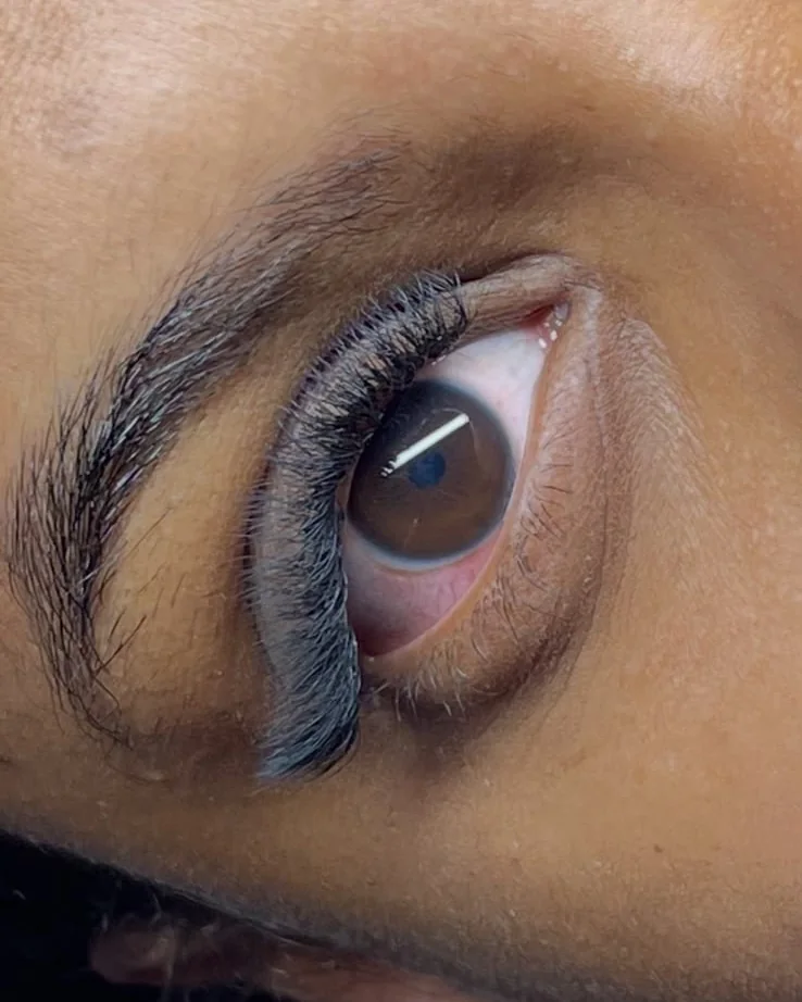 Extensão de cílios Fox Eyes de perto, Nicolle Fernanda