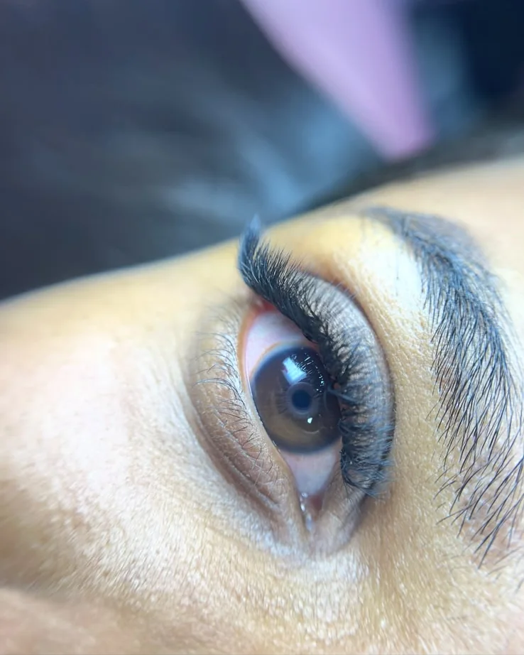 Extensão de cílios Fox Eyes vista de lado, Nicolle Fernanda