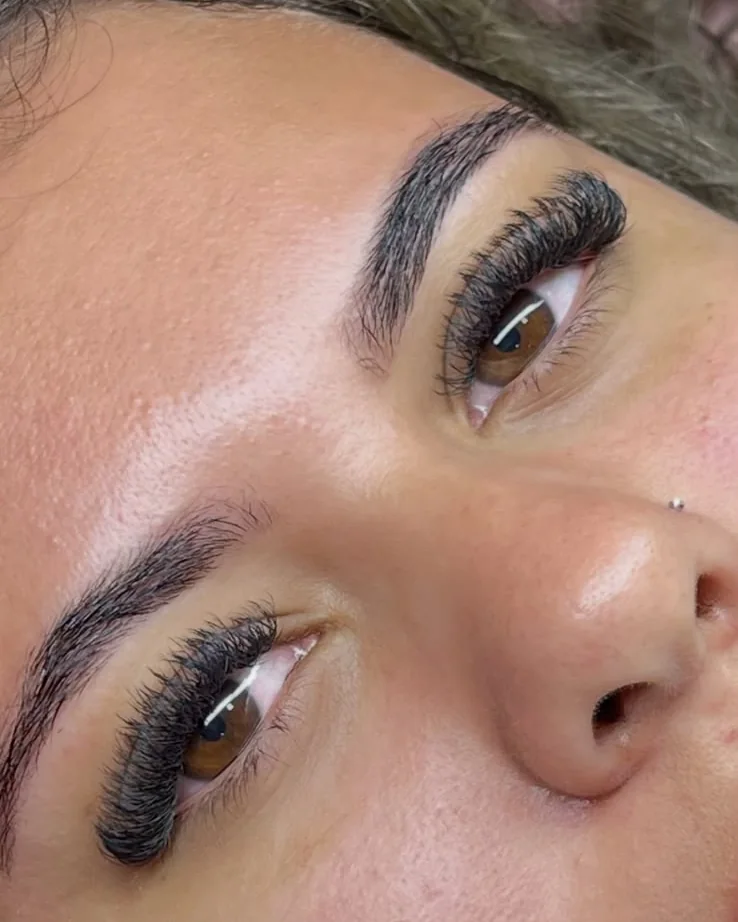 Extensão de cílios Volume Brasileiro nos dois olhos, Nicolle Fernanda