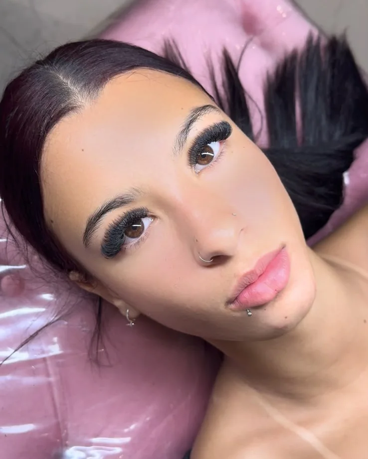 Cliente com extensão de cílios Volume Luxo, Nicolle Fernanda